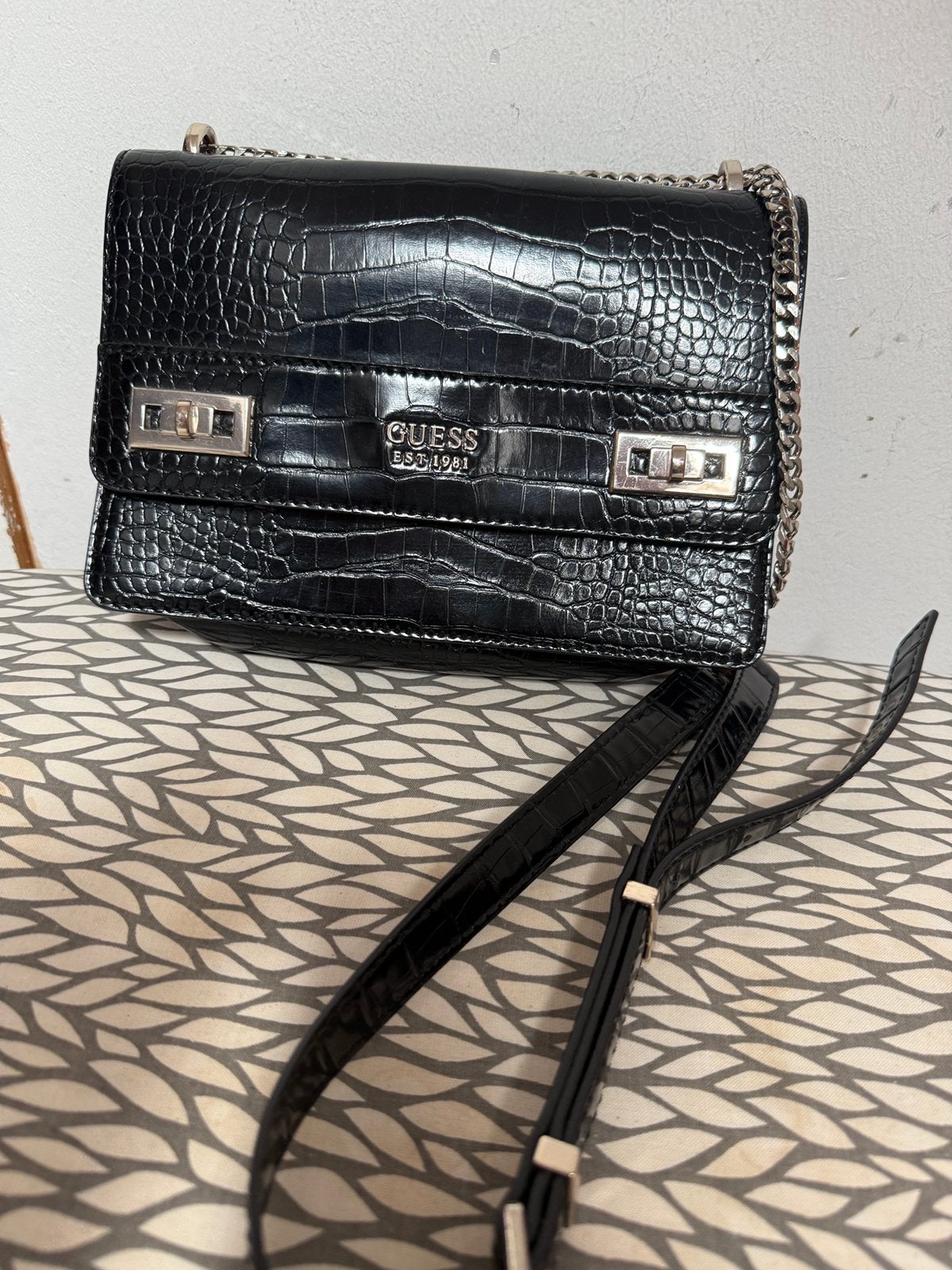 Guess Schoudertasje Zwart Croco-look, Sieraden, Tassen en Uiterlijk, Tassen | Damestassen, Ophalen of Verzenden, Zo goed als nieuw