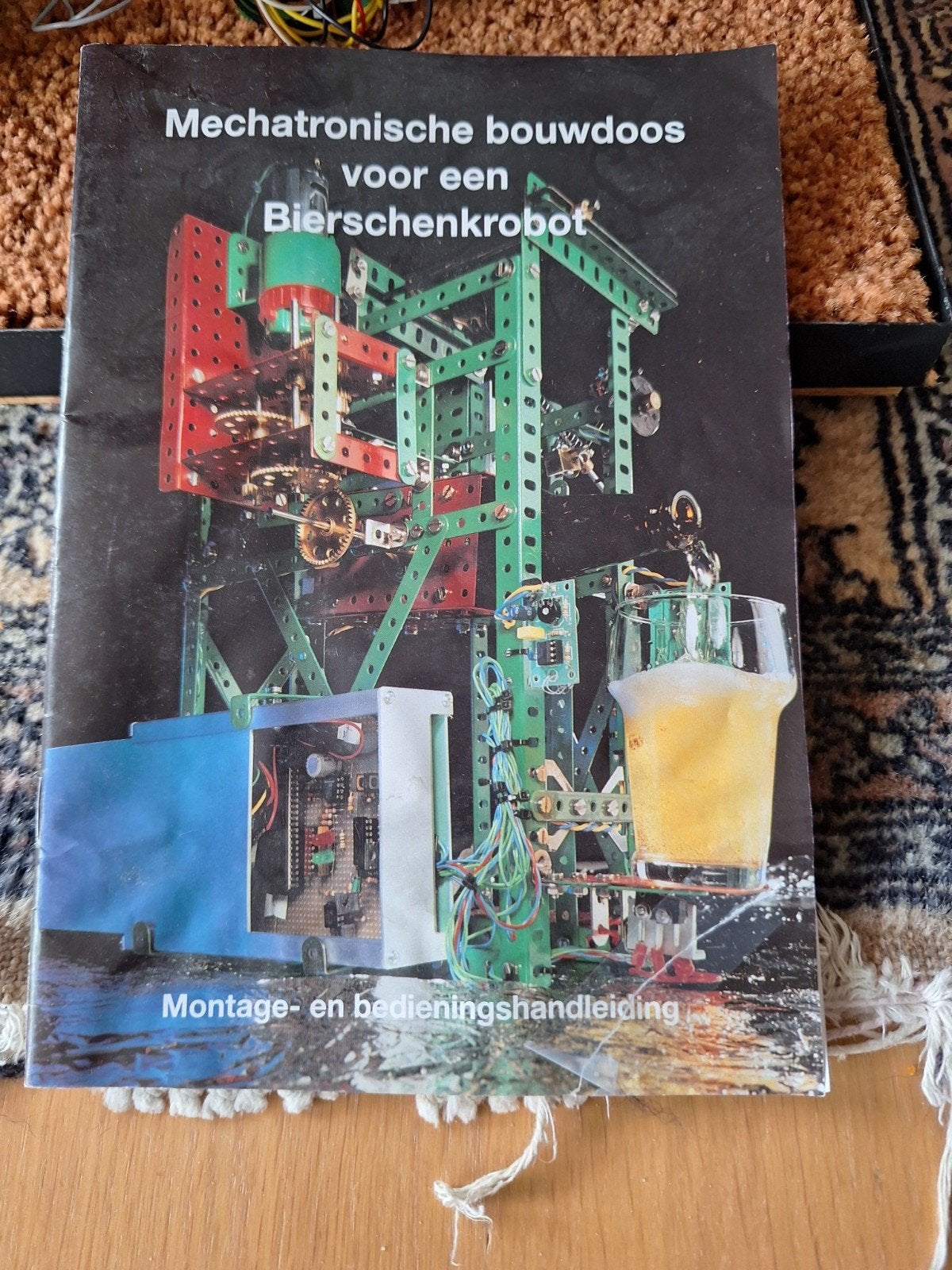 Mechatronische Bierrobot met Vitrine en Handleiding, Gebruikt, Overige thema's, Meerkleurig, Elektrisch
