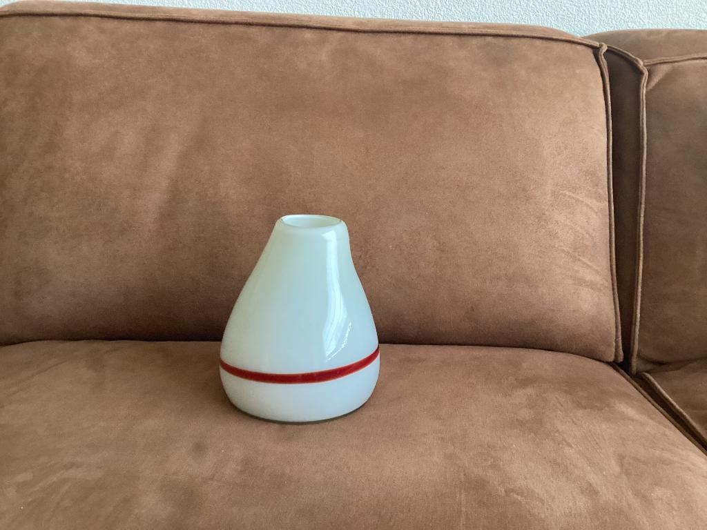 Wit vaasje van glas met rode streep, Ophalen, Gebruikt, Wit, Glas