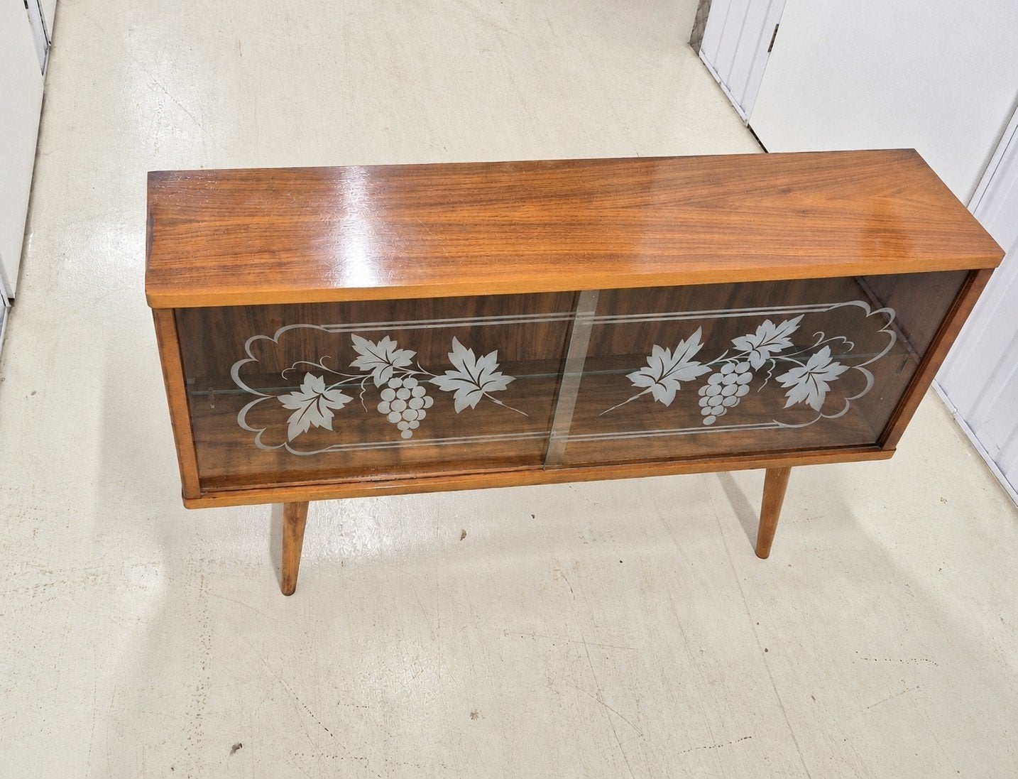 Vintage Vitrinekast Polen Jaren 60/70 met Druivenmotief, Antiek en Kunst, Ophalen of Verzenden