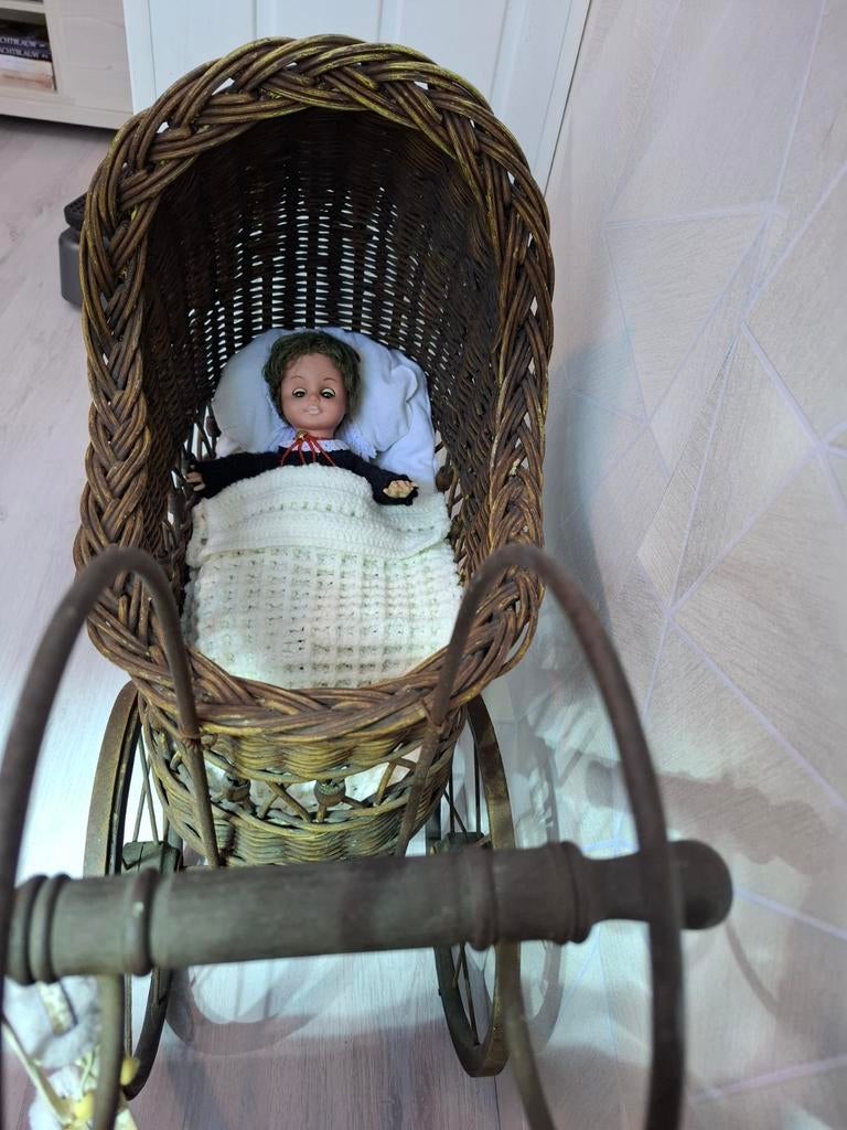 Antieke poppenwagen met babypop, Ophalen