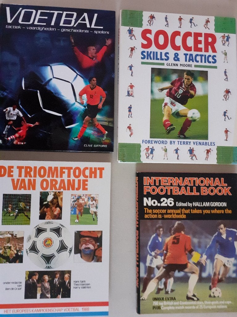 VOETBALBOEKEN verschillende zo goed als nieuw, Sport en Fitness, Voetbal, Maat XS of kleiner, Ophalen of Verzenden, Zo goed als nieuw
