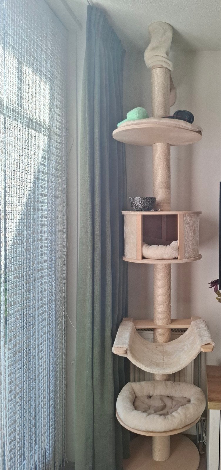 Krabpaal en ligplek voor de kat, tot aan t plafond., Ophalen, Zo goed als nieuw, Krabpaal