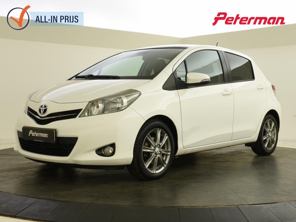 Toyota Yaris 1.3 VVT-i Aspiration | Panoramadak | Navigatie, Auto's, Voorwielaandrijving, Stof, 4 cilinders, Wit
