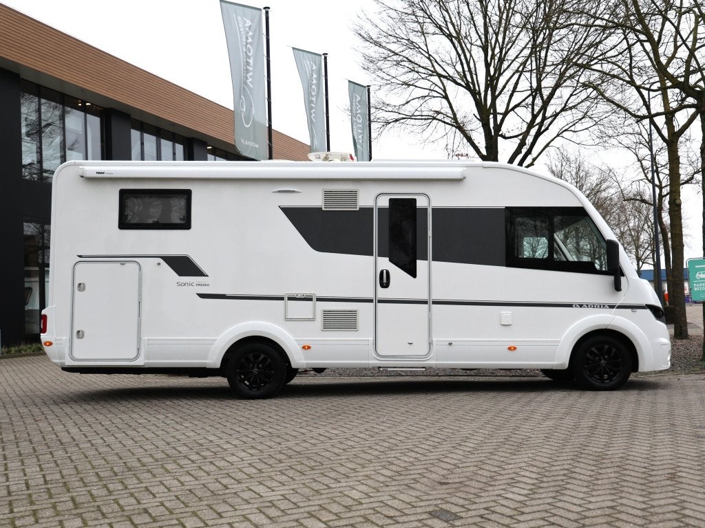 Adria Sonic I 700 SC Premio Queensbed/hefbed, Caravans en Kamperen, Campers, Ringverwarming, Bedrijf, Adria, Luifel
