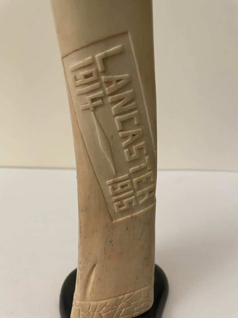 WOI Trench Art: Bot Snijwerk 'LANCASTER 1914 - 1915', Ophalen of Verzenden, Landmacht, Engeland, Kunstobject