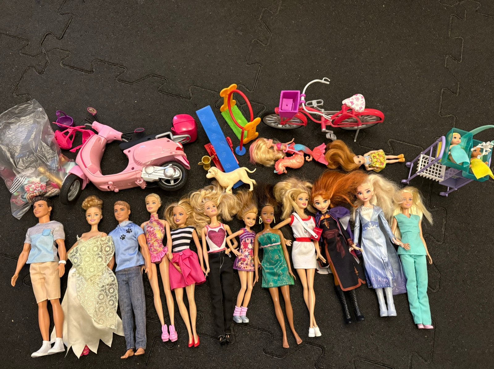 Barbies, Ken en Anna/Elsa plus accessoires, Ophalen, Gebruikt, Barbie