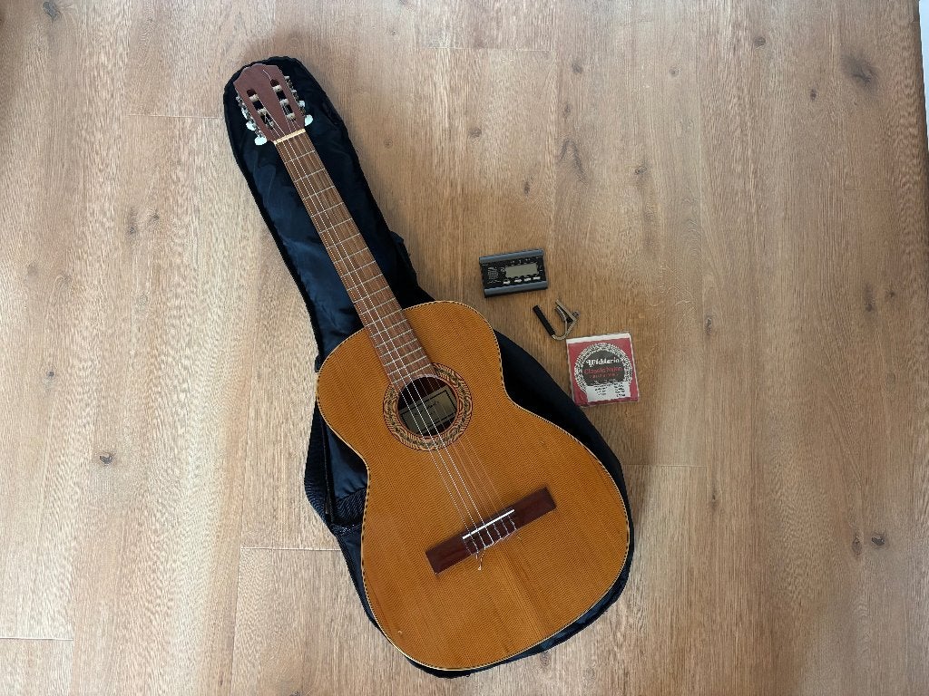 Juan Salvador Model 2 – Klassieke gitaar incl. accessoires, Muziek en Instrumenten, Snaarinstrumenten | Gitaren | Akoestisch, Ophalen