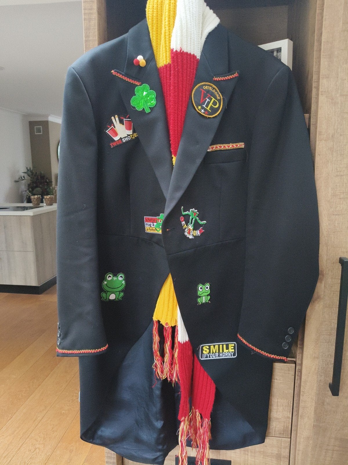 Carnaval Slipjas Oeteldonk met diverse patches, Carnaval, Onbekend, Maat 48/50 (M), Nieuw