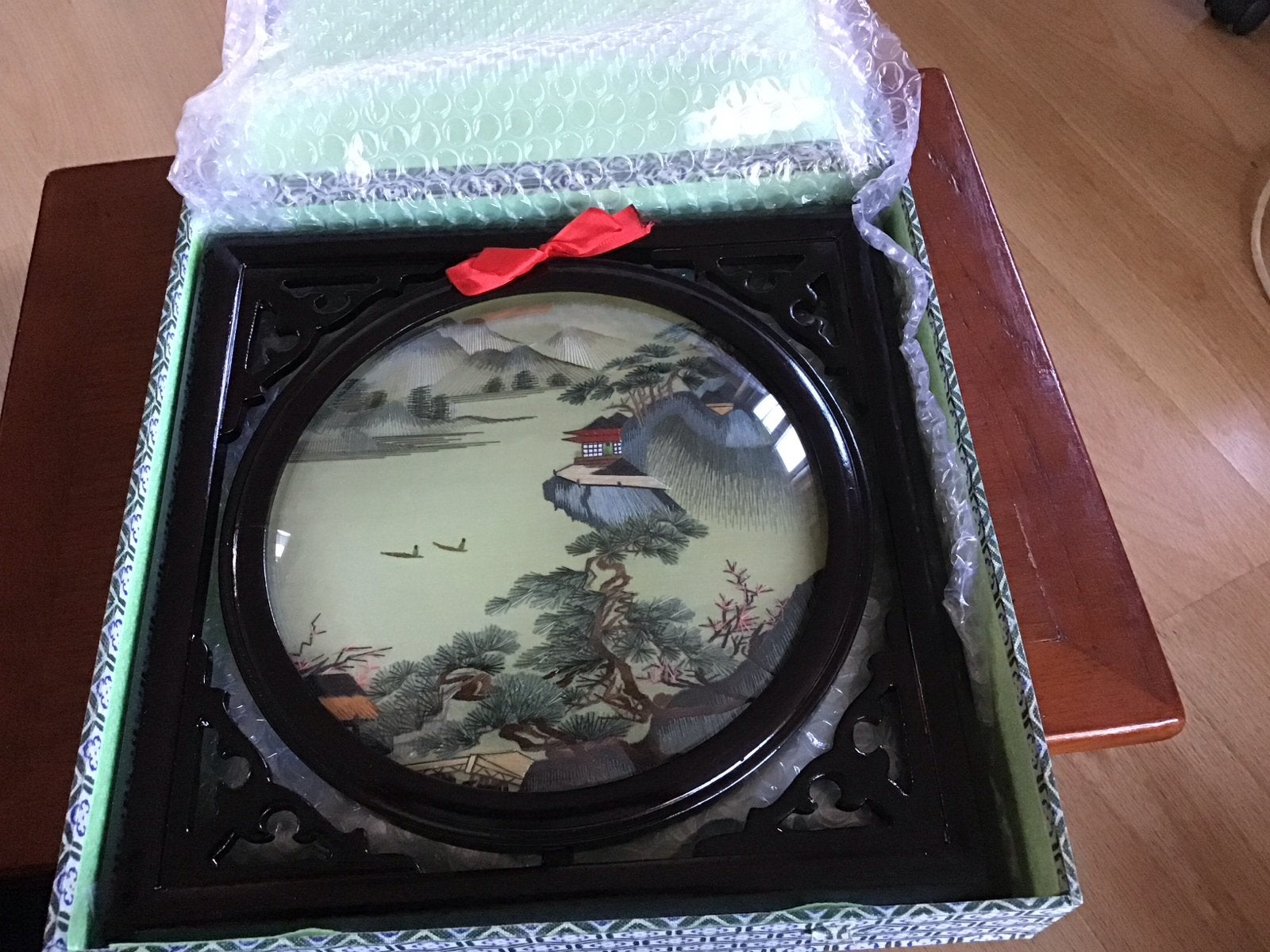 Chinees handgeborduurd kunstwerk in houten lijst, Antiek en Kunst, Kunst | Niet-Westerse kunst, Hout, Wanddecoratie, Handgemaakt