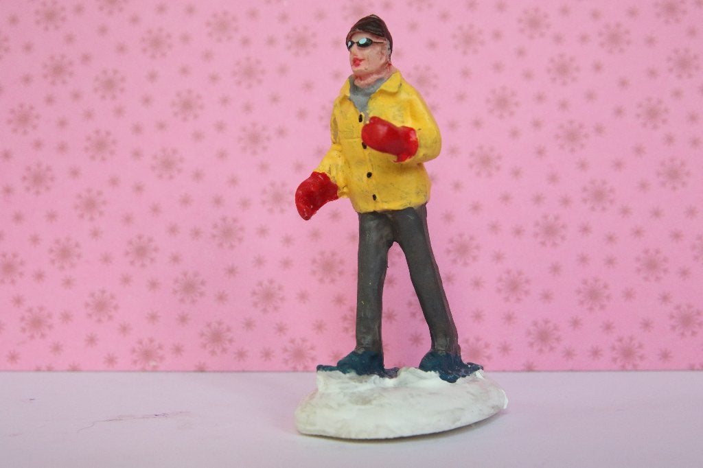 Man op sneeuwschoenen Lemax kerstdorp, Ophalen of Verzenden, Gebruikt