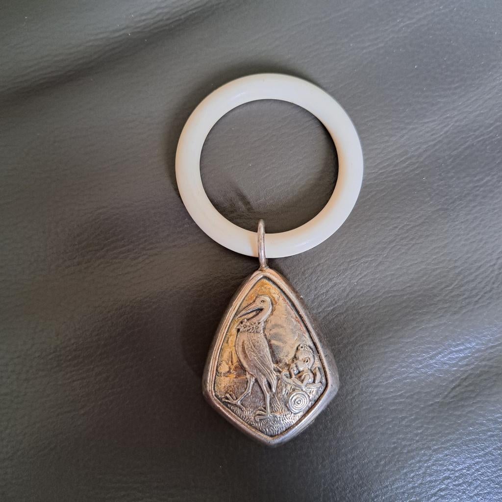 Vintage verzilverde rammelaar met Ooievaar en Witte Ring, Ophalen of Verzenden