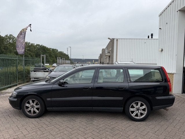 Volvo V70 2.4 AUTOMAAT APK T/M 25-4-2027, Auto's, Volvo, Beige, Automatische klimaatregeling, Leder en Stof, Zwart