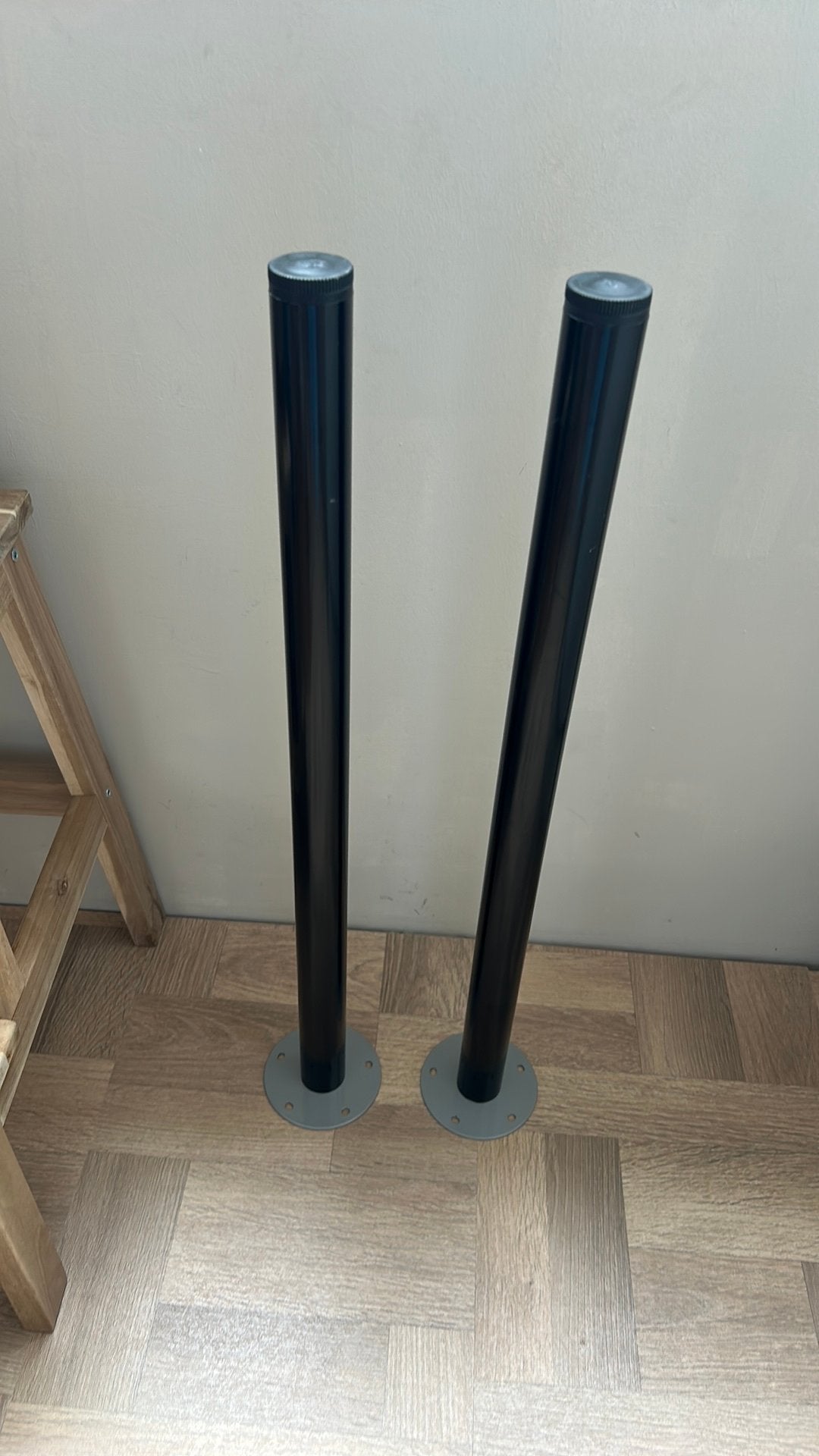 2 Ikea Adils tafelpoten zwart, Ophalen, Zo goed als nieuw, Rond, 50 tot 100 cm