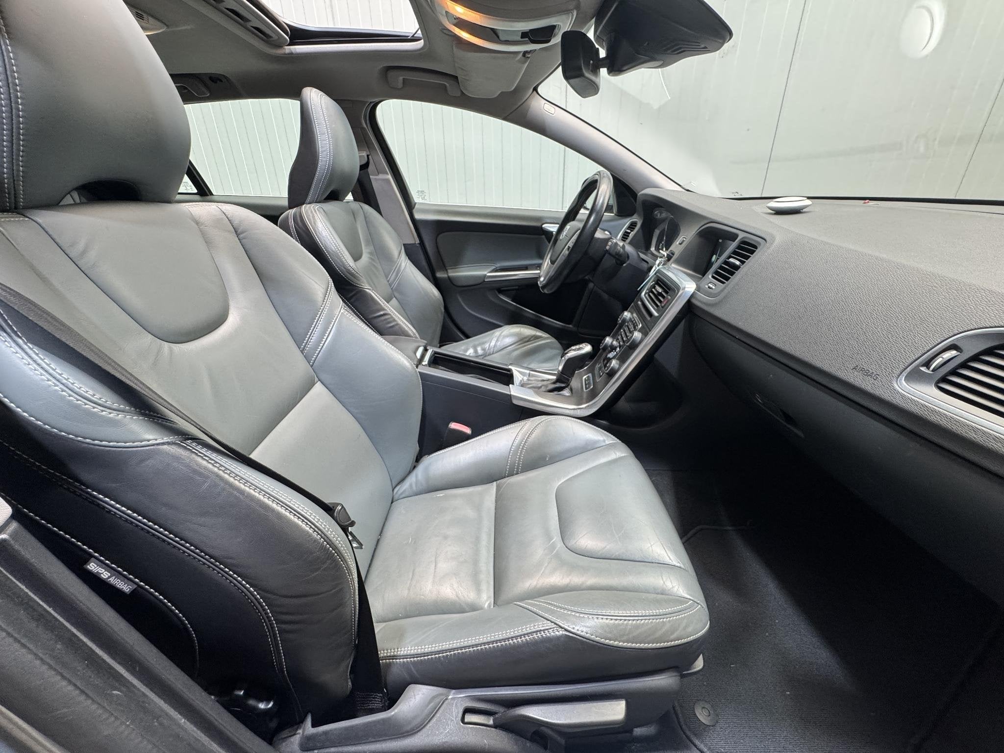 Foto 12 van Volvo V60 2.4 D6 AWD Plug-In Hybrid Summum Super Netjes Pano
