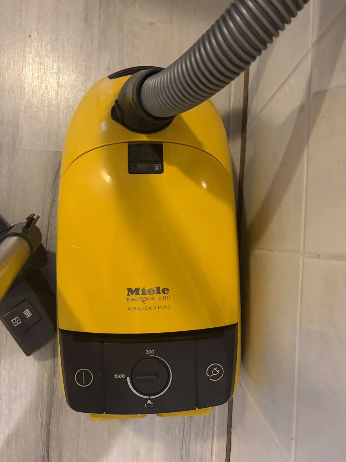 Miele stofzuiger 1500 watt, Witgoed en Apparatuur, Stofzak, Gebruikt, Geschikt voor harde vloeren, Ophalen of Verzenden