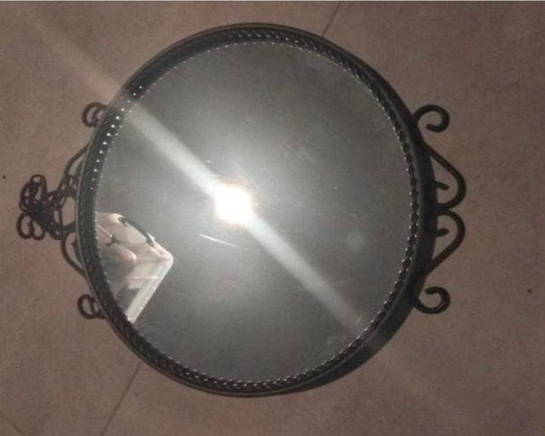Gietijzer spiegel 36 cm doorsnee Gietijzeren spiegel rond

P, Ophalen of Verzenden, Zo goed als nieuw, Rond