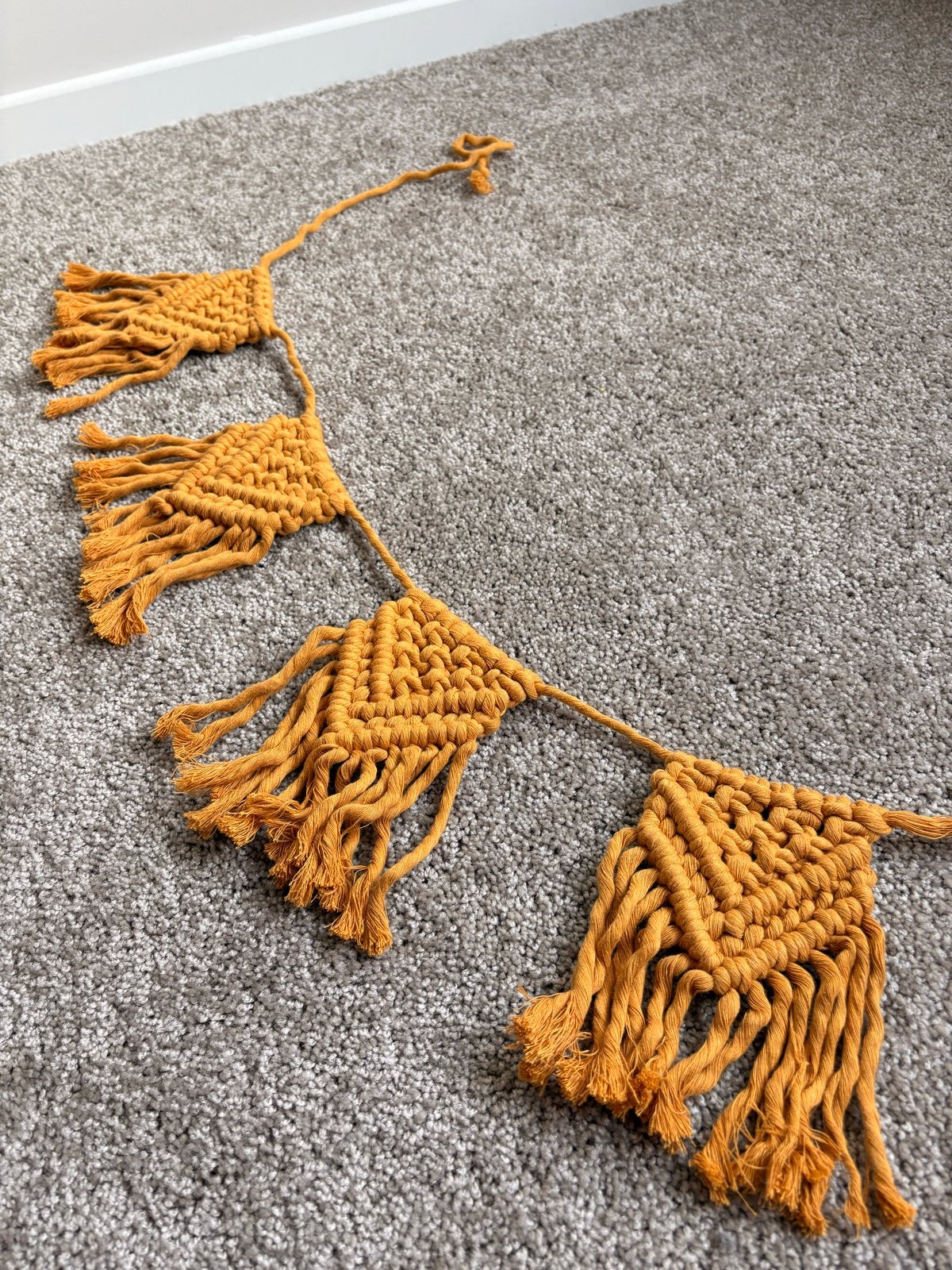 Handgemaakte macrame slinger - 3 kleuren, 3 meter, 7 vlaggen, Meerkleurig, Boho, Nieuw, Ophalen of Verzenden