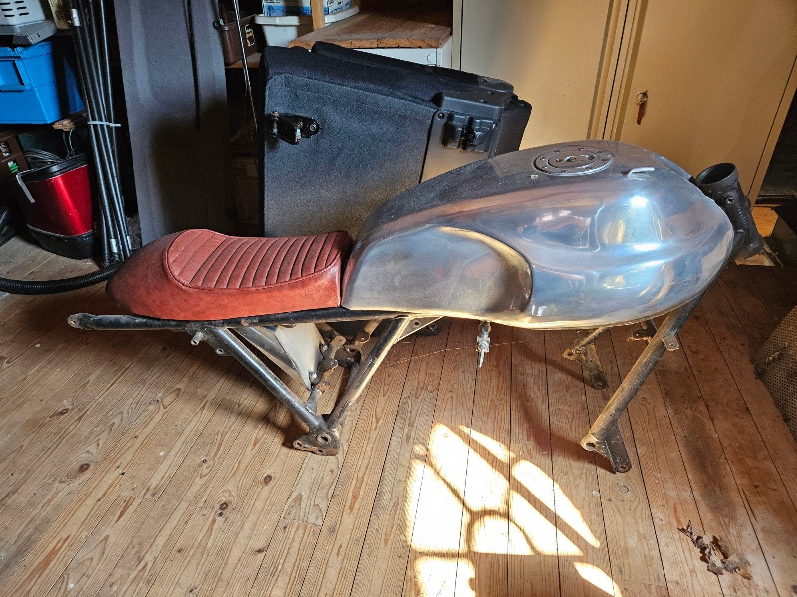 Moto guzzi v1000 cafe racer in onderdelen, Ophalen