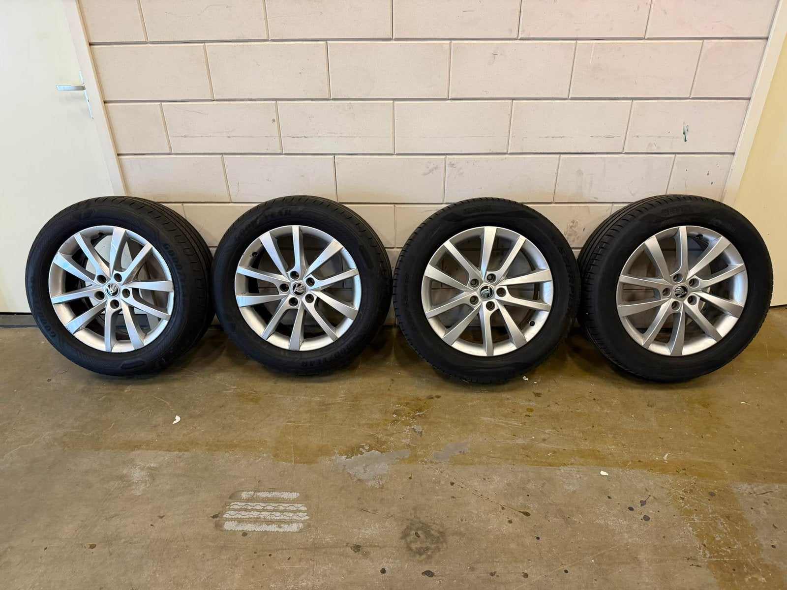 Licht metalen skoda kodiac velgen met zomerband, Auto-onderdelen, Ophalen, 18 inch, Velg(en), Personenwagen