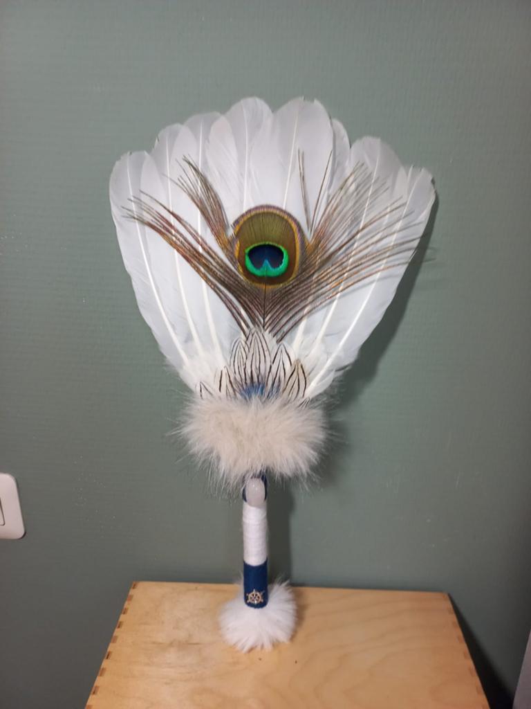 Witte Smudge Veren Fan met zwaan en Pauwoog op wilg, Ophalen of Verzenden