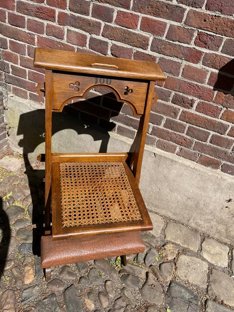 Antieke bidstoel/kerkstoel met nummer 100, Ophalen