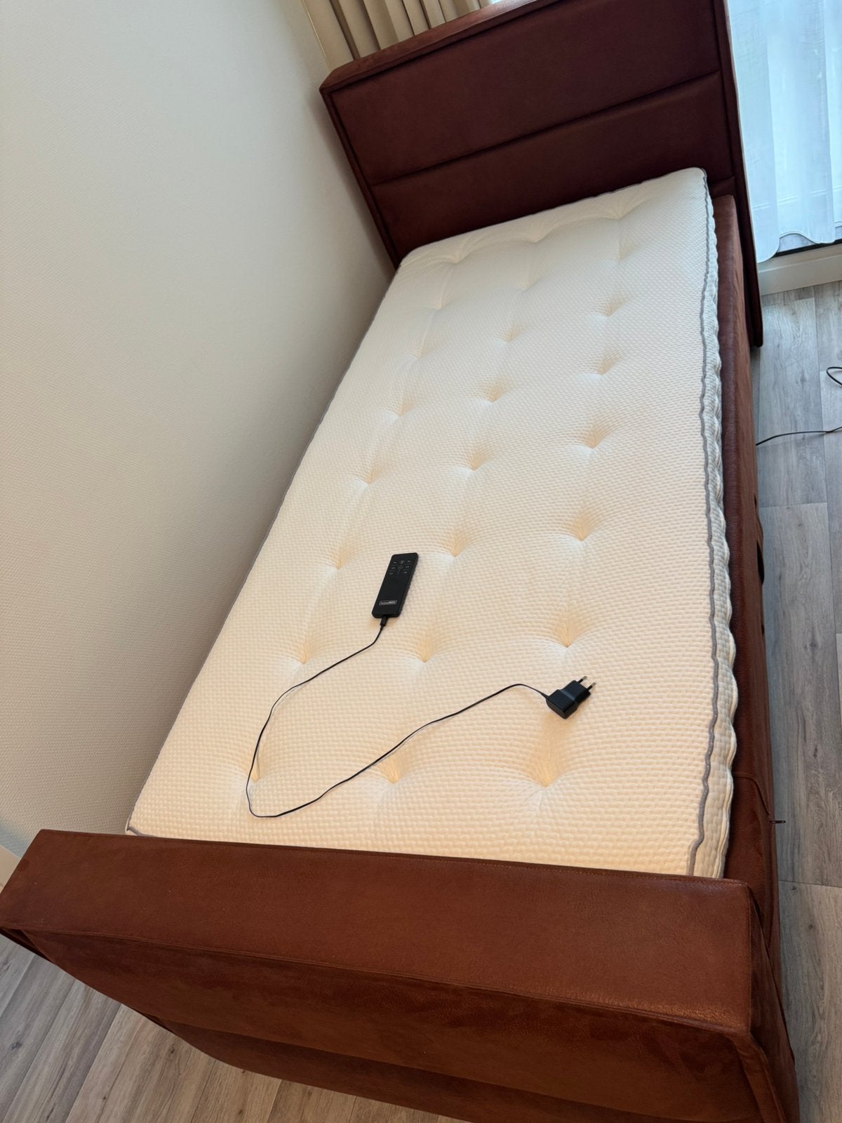 1 persoons elektrische boxspring Conaq met topper, Huis en Inrichting, Ophalen, Overige materialen, 100 cm, Eenpersoons