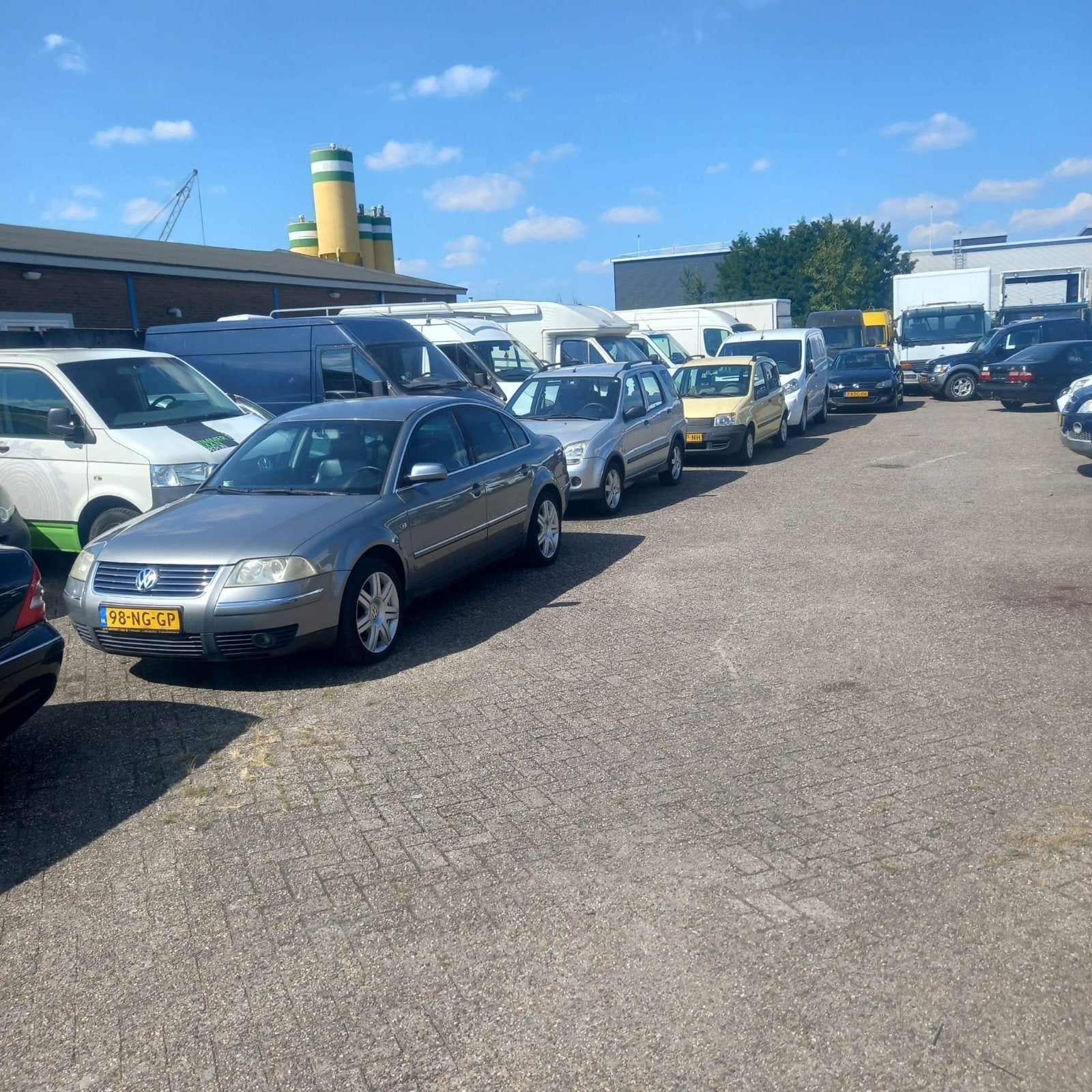 Wegens grote export order alle merken autos gezocht bussen