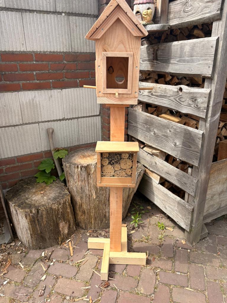 Voederhuis op paal met insectenhotel, Ophalen, Zo goed als nieuw