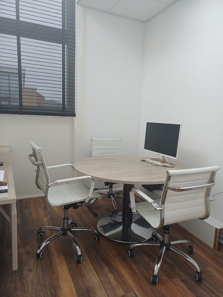 Ronde tafel met 4 witte bureaustoelen, Ophalen, Gebruikt, Wit, Bureaustoel