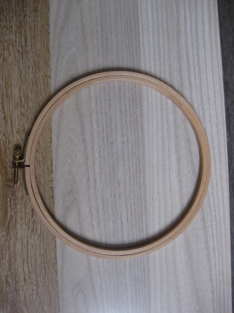 Houten borduurring 18 cm doorsnee, Hobby en Vrije tijd, Verzenden, Zo goed als nieuw, Handborduren, Onderdeel of Toebehoren
