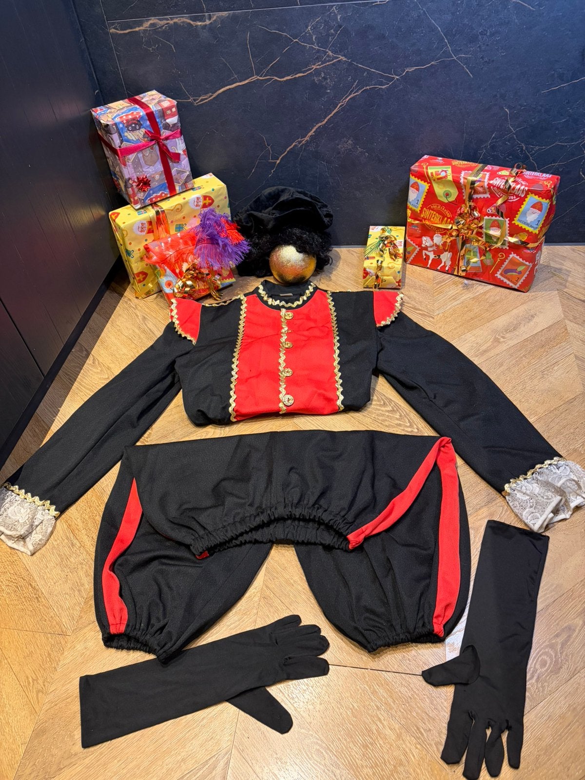 Pietenpak rood zwart maat m complete set sinterklaas piet, Ophalen of Verzenden, Zo goed als nieuw