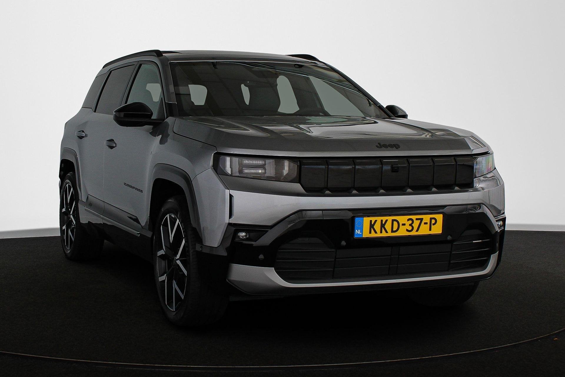 Jeep Compass First Edition 74 kWh Panoramadak 360 Camera Mas, Auto's, 213 pk, Automatische klimaatregeling, 31 min, Grijs