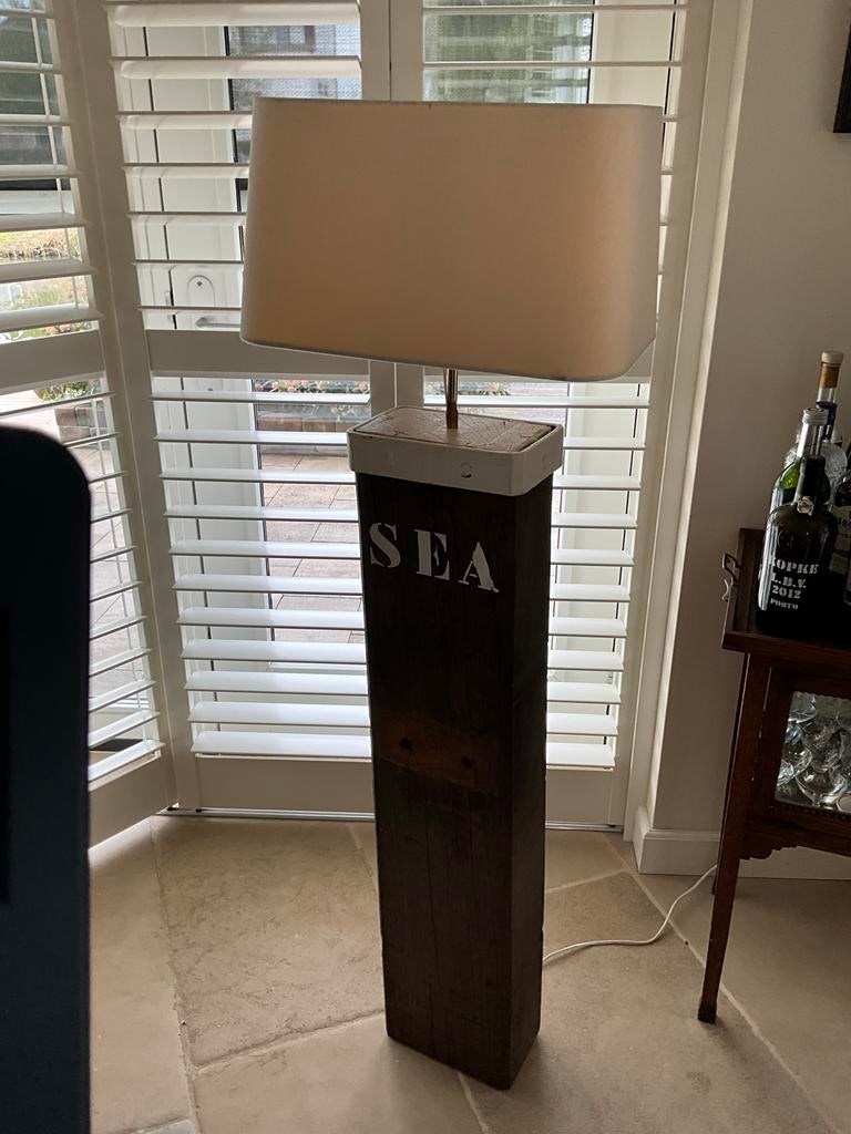 Vloerlamp van dukdalf met "SEA" opdruk, Huis en Inrichting, Lampen | Vloerlampen, Gebruikt, 100 tot 150 cm, Hout, Ophalen