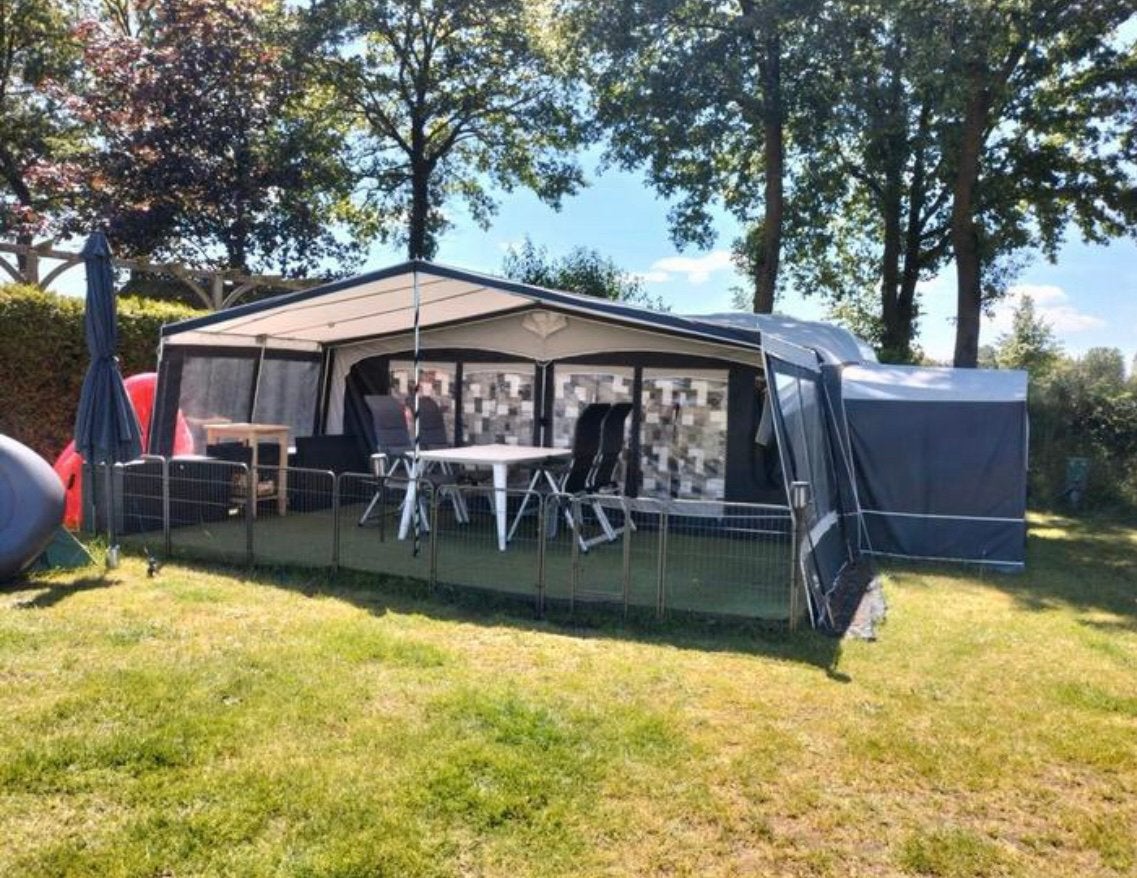 Knaus caravan met voortent en luifel op seizoensplek, Rondzit, Frans bed, Particulier, 4 tot 5 meter