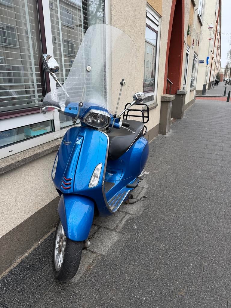 Vespa sprint 2017 blauw kenteken 7450km, Fietsen en Brommers, Ophalen, Zo goed als nieuw