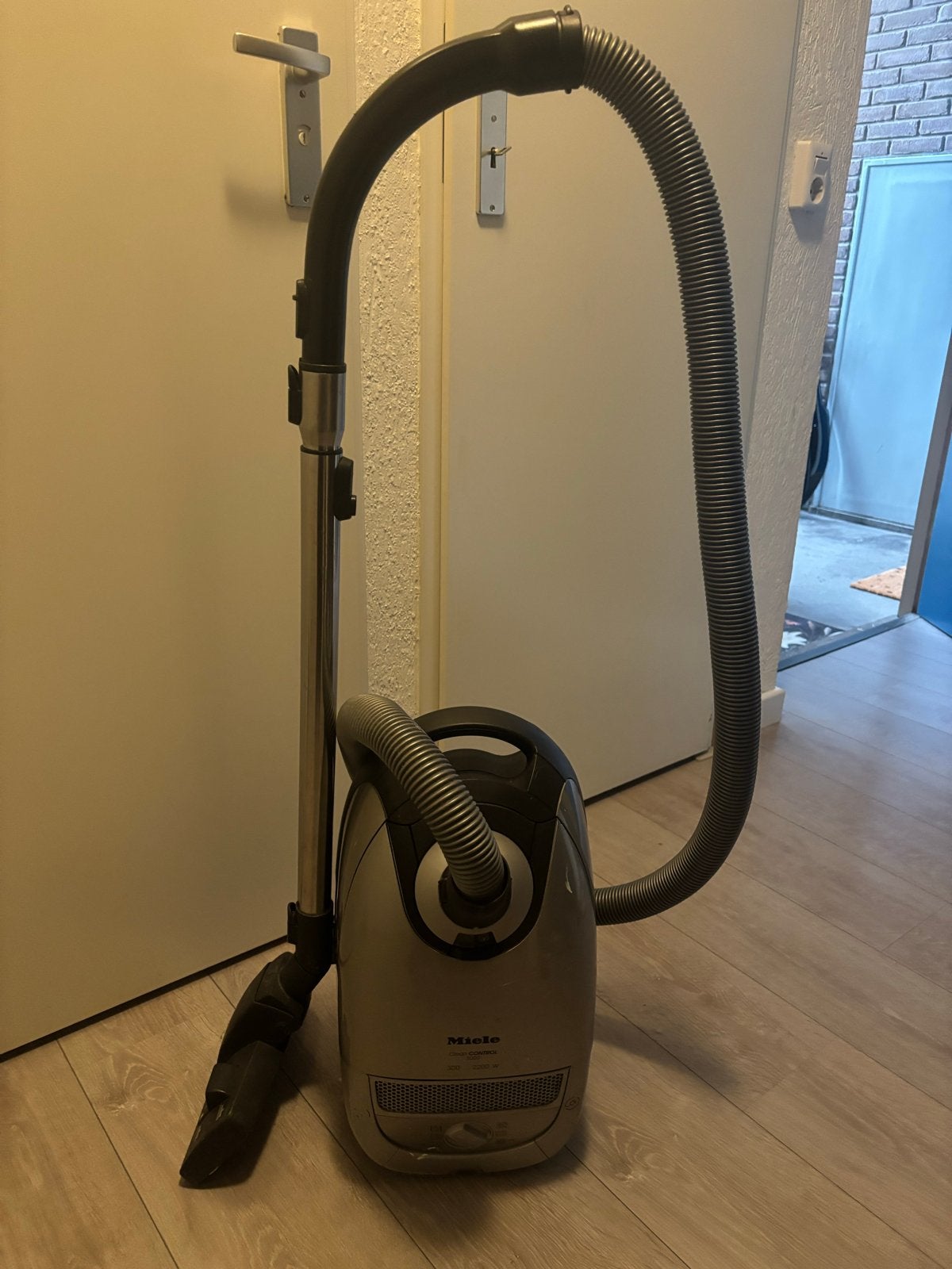 Miele stofzuiger - defect (zuigt niet), Witgoed en Apparatuur, Inclusief accessoires, Miele, Niet werkend, Sledestofzuiger