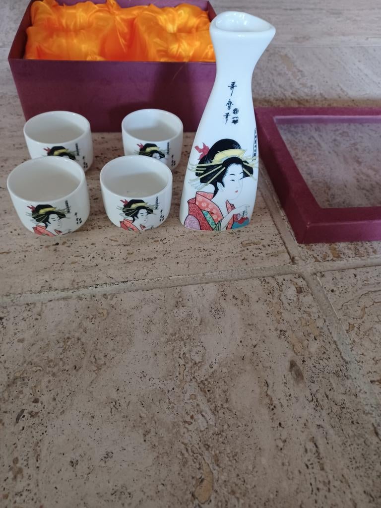 Sake set met 4 kopjes en karaf - Japans design, Ophalen of Verzenden, Zo goed als nieuw, Overige stijlen, Kop(pen) en/of Schotel(s)