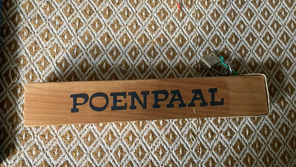 Vintage houten Poenpaal gulden spaarpot met slotje, Verzamelen, Spaarpotten, Ophalen of Verzenden, Gebruikt, Hout, Overige thema's