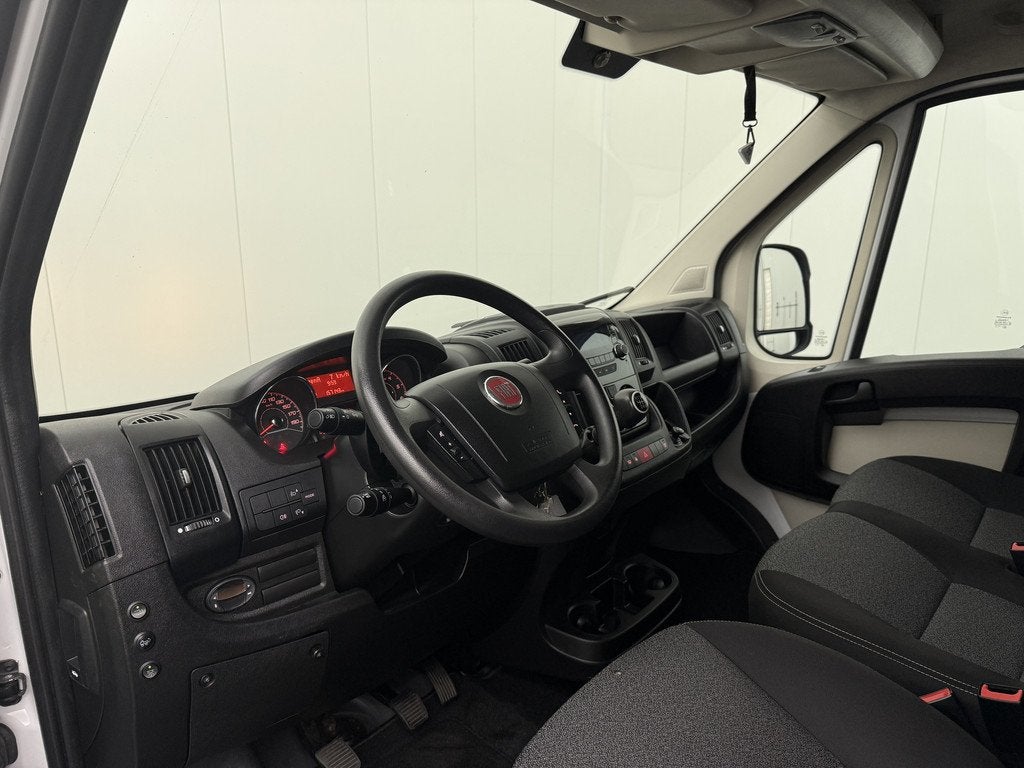 Fiat Ducato 148PK Bakwagen+Laadklep | Dakspoiler | Zijdeur |, Auto's, Bestelauto's, Voorwielaandrijving, Stof, Gebruikt, 2525 kg