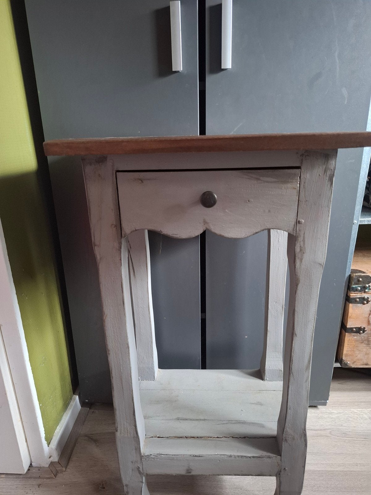 Landelijk brocante kastje / nachtkastje, Ophalen