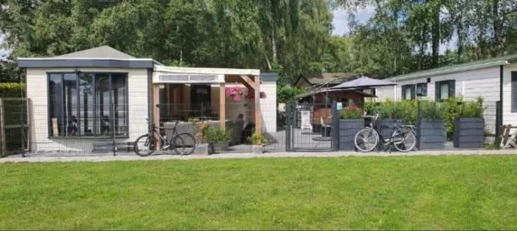 Vakantiehuisje in Twente, In bos, Zwembad, Chalet, Bungalow of Caravan, 3 slaapkamers