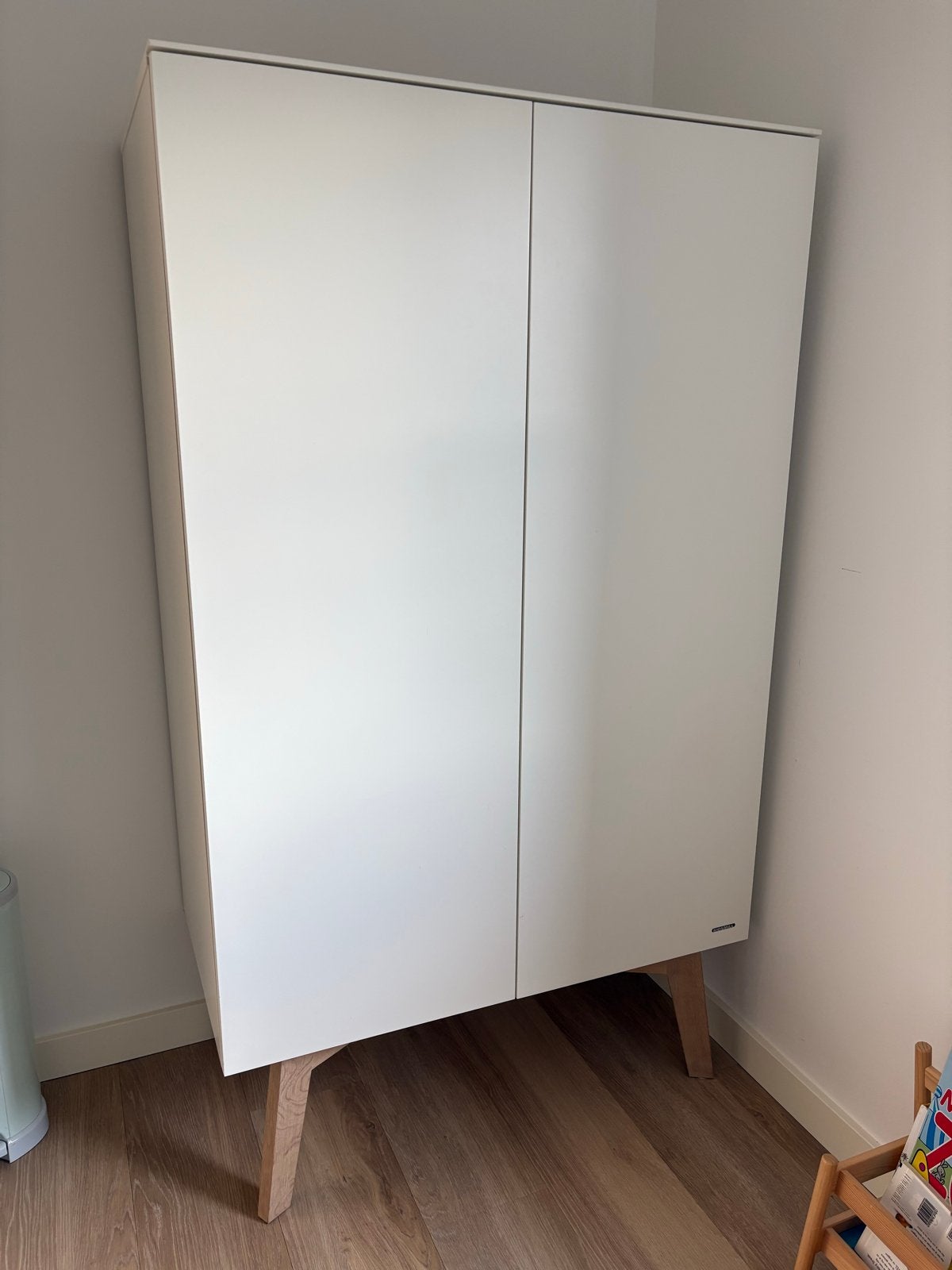 Kidsmill Sixties Kledingkast - Wit met Houten Poten, Kinderen en Baby's, Kinderkamer | Commodes en Kasten, Ophalen, Kast, 50 tot 70 cm