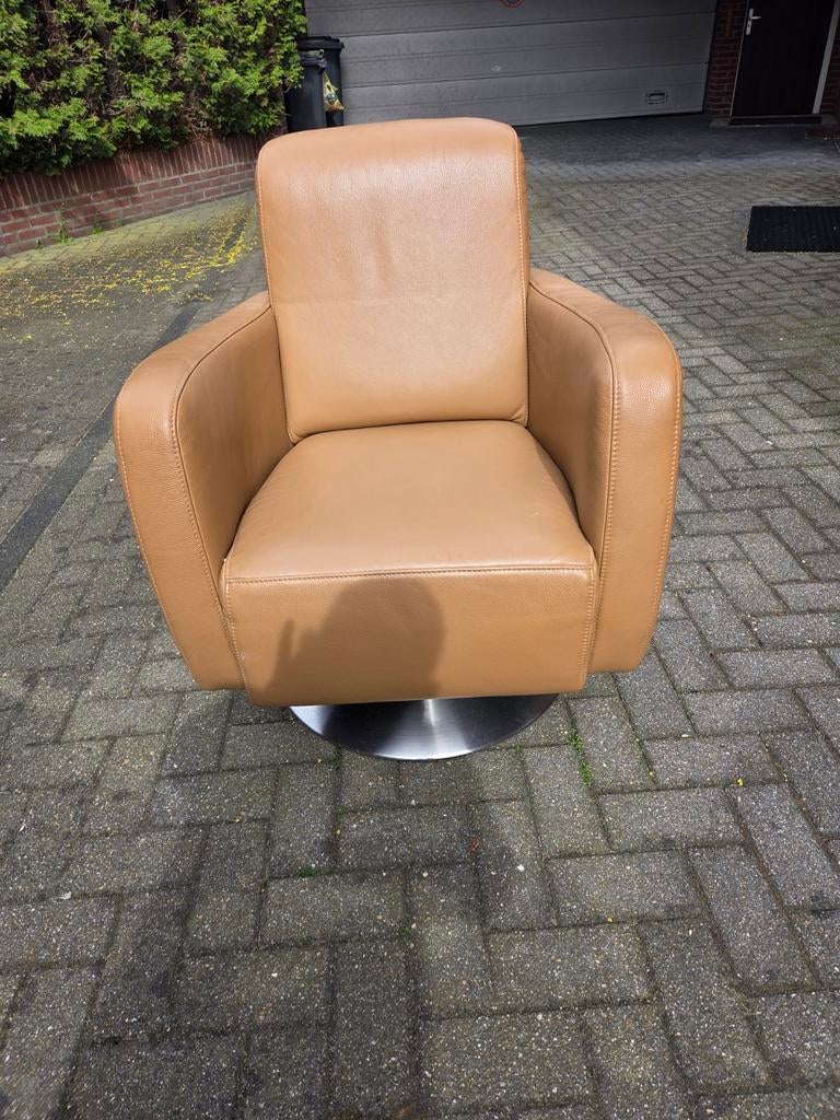 Lederlook fauteuil met ronde RVS draaipoot, Huis en Inrichting, Fauteuils, Ophalen