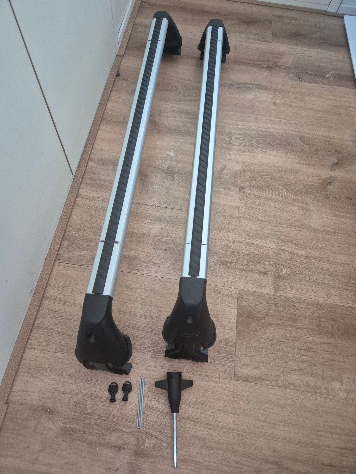 Originele SEAT Leon 5D dakdragers 2020+, Auto diversen, Dakdragers, Ophalen, Gebruikt