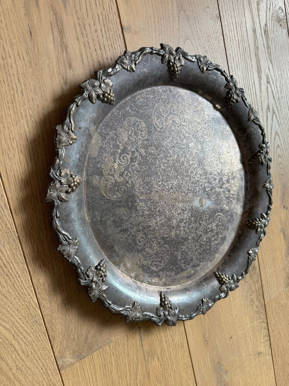 Antieke zilverkleurige dienblad met druivenmotief, Ophalen of Verzenden