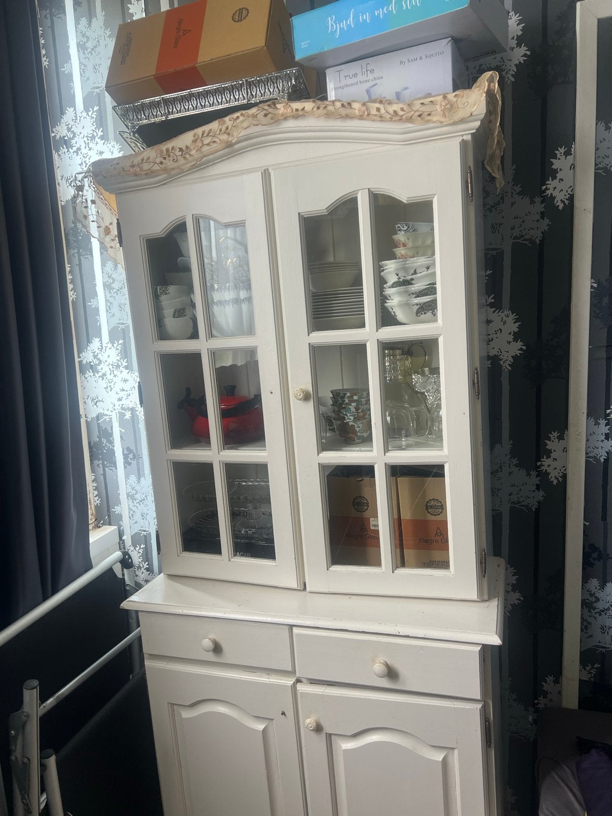 2 Vitrinekasten + decoratieve glazen vaas – nette staat, Gebruikt, Glas, 150 tot 200 cm, 25 tot 50 cm