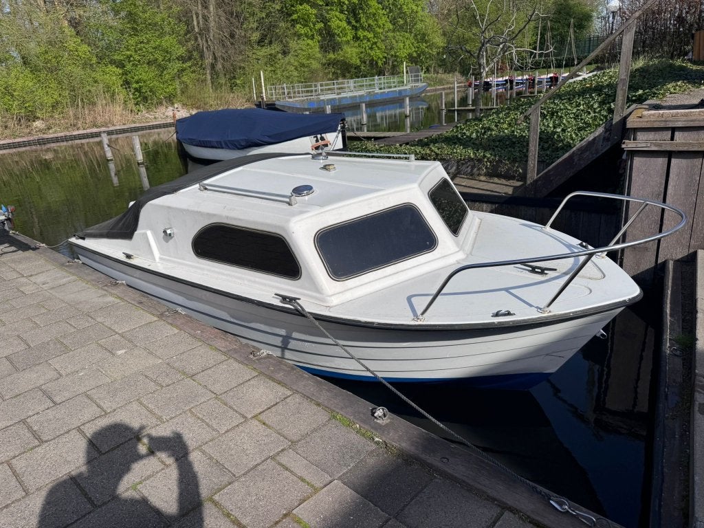 Boot (Kajuit) - 550 cm, Watersport en Boten, Overige merken, Gebruikt, Kajuitboot, Buitenboordmotor