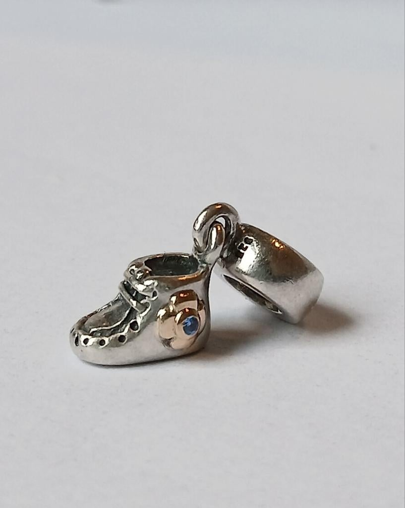 Pandora bedel babyschoentje met blauwe steen en 14kt goud, Pandora, Ophalen of Verzenden, Zo goed als nieuw, 1 bedel