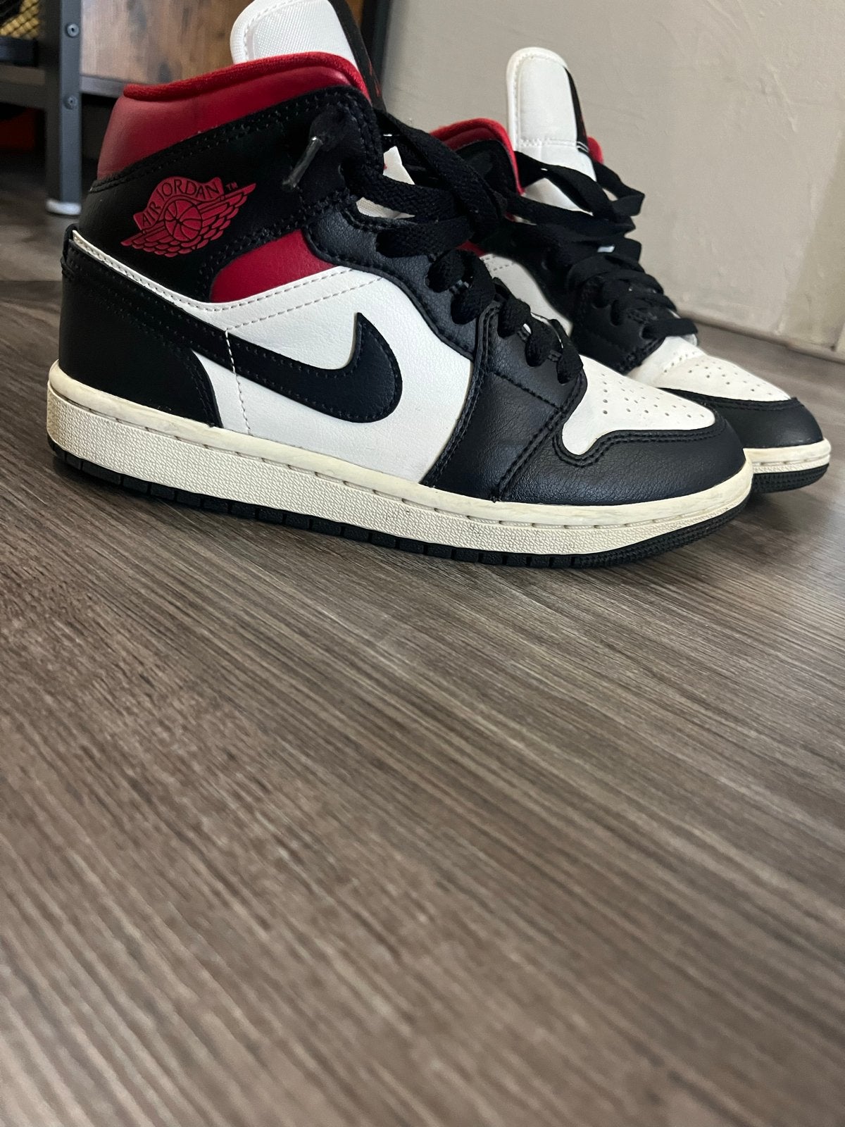 Nike Air Jordan 1 Mid - Zwart, Wit, Rood, Kleding | Heren, Ophalen of Verzenden, Gedragen, Zwart, Sneakers of Gympen
